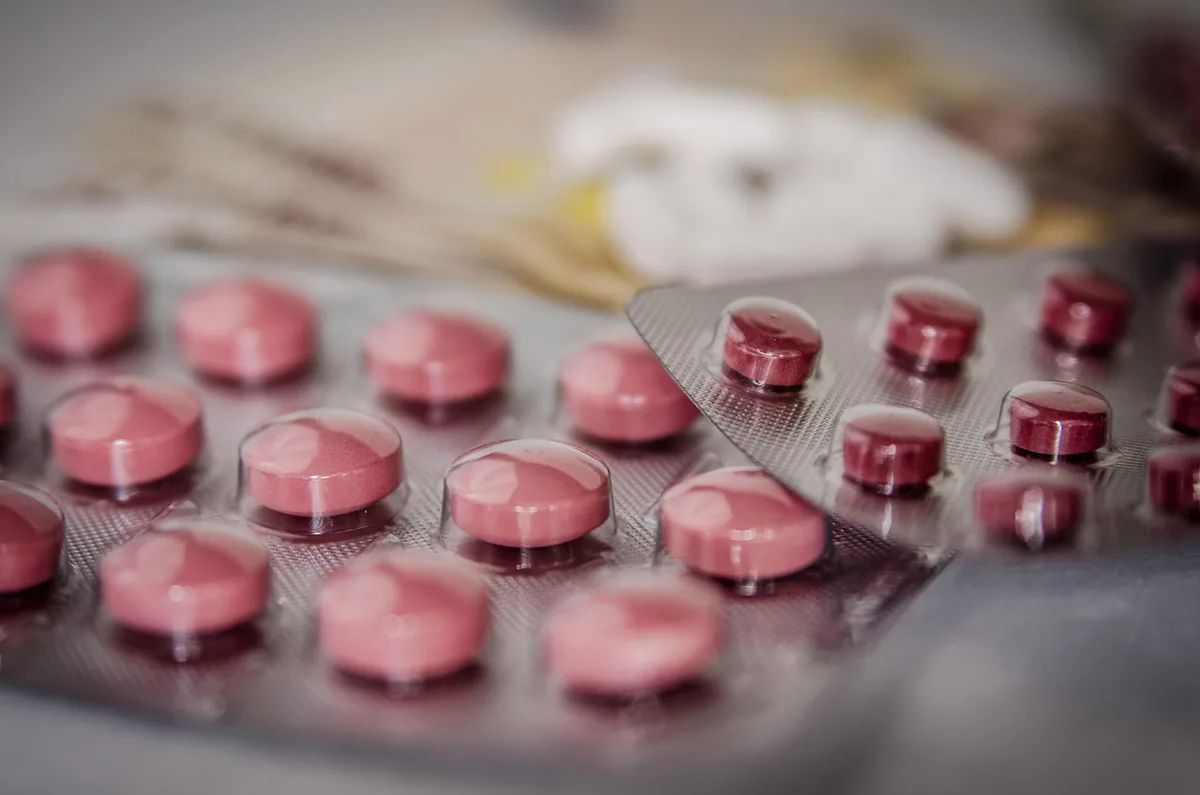 Pilulier hebdomadaire et téléphone avec rappel pour la prise régulière des médicaments.