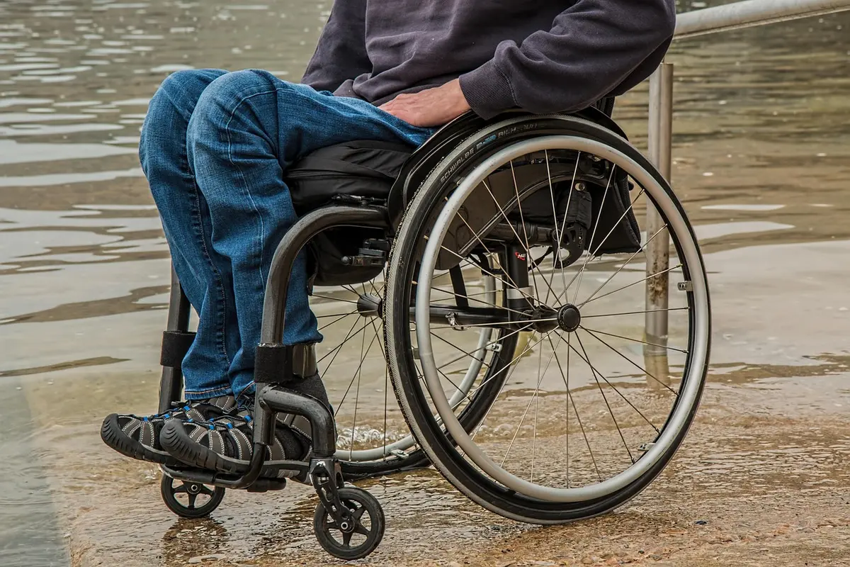 Patient effectuant des mouvements de tête lors d'un bilan musculosquelettique en journée