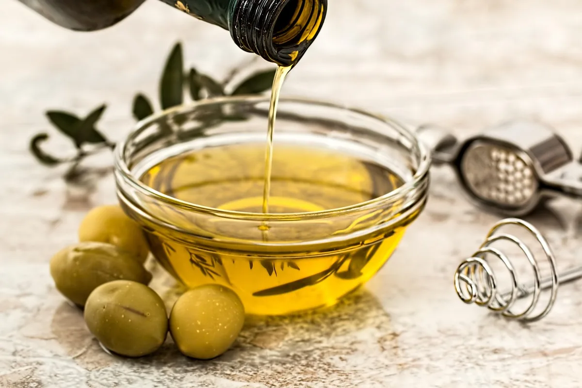 Bouteille d'huile et schéma simplifié des acides gras sur une table