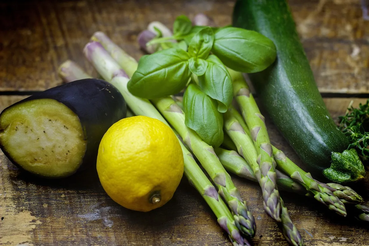 Asperges fraîches alignées sur une planche prêtes à être préparées