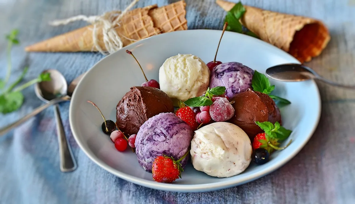 Comparaison visuelle de différents types de glaces : crème glacée, sorbet et glace à l'eau