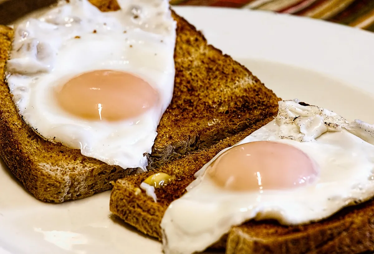 Assiette équilibrée avec protéines, fibres et légumes pour ralentir l'absorption des sucres