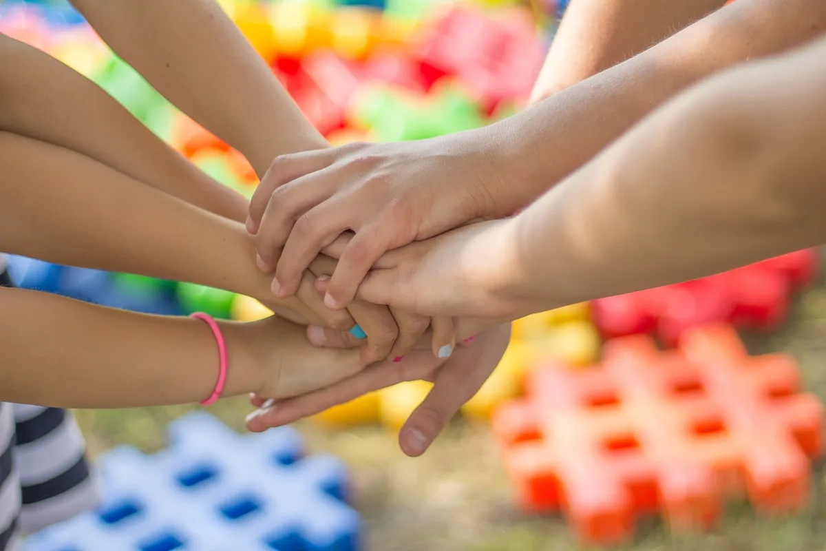 Enfants participant à des tâches familiales aux côtés d'un adulte