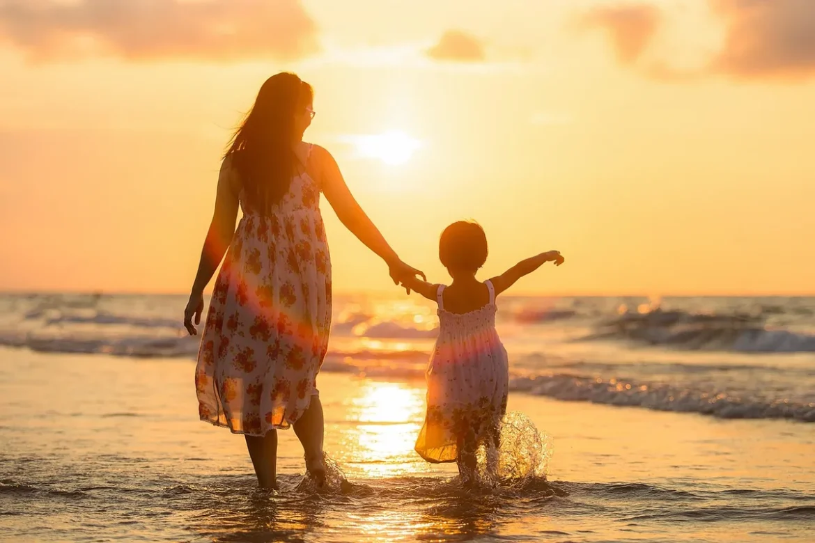 Parent et enfant en conversation bienveillante dans un cadre familial serein