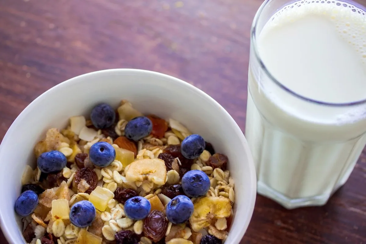 Bol de porridge aux graines de chia montrant le mucilage formé