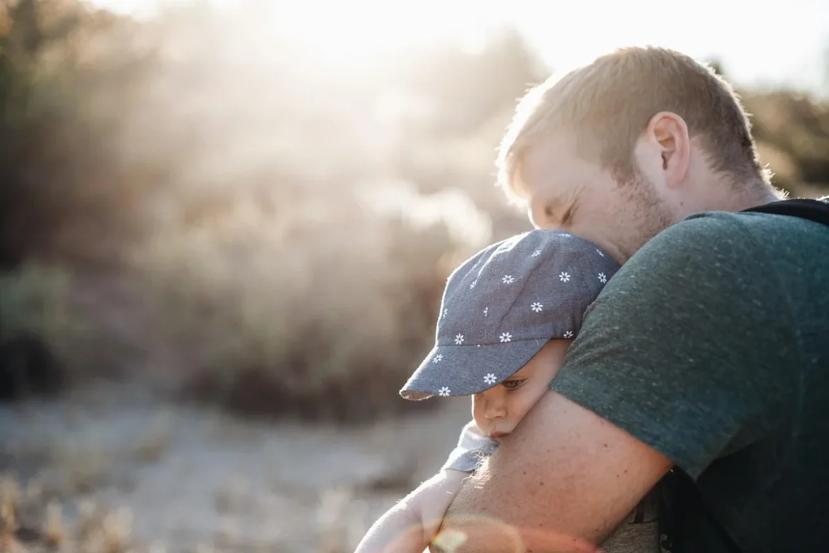 Parent et enfant en conversation calme et bienveillante dans un cadre familial