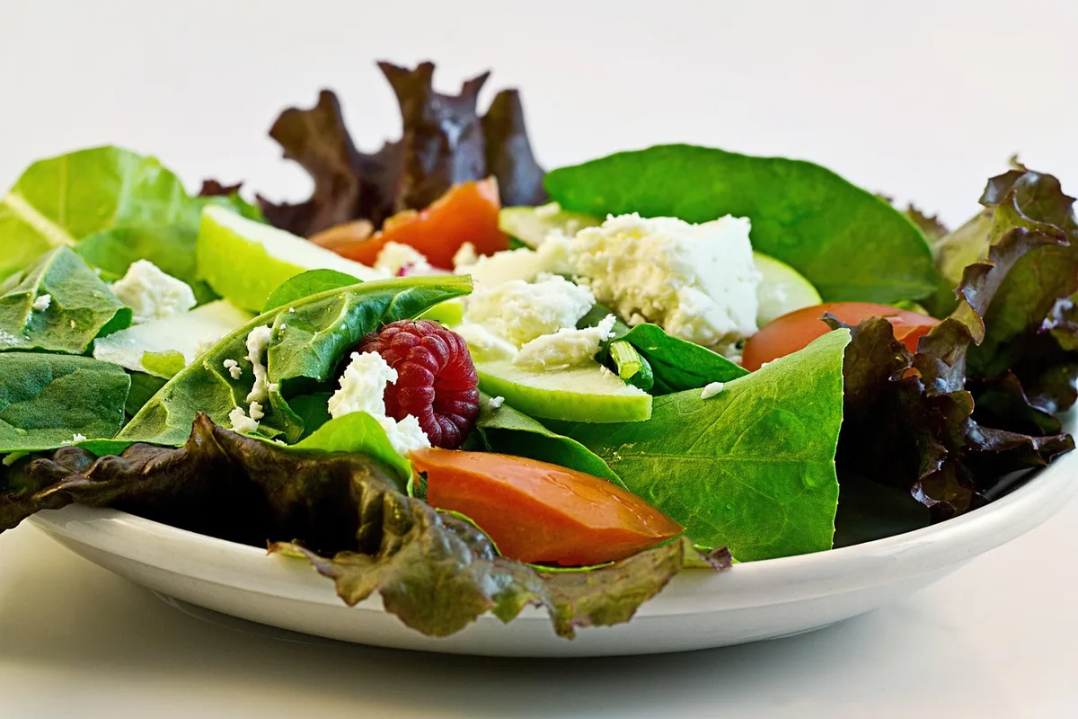 Assiette équilibrée avec poisson gras, légumes colorés et légumineuses pour réduire le cholestérol
