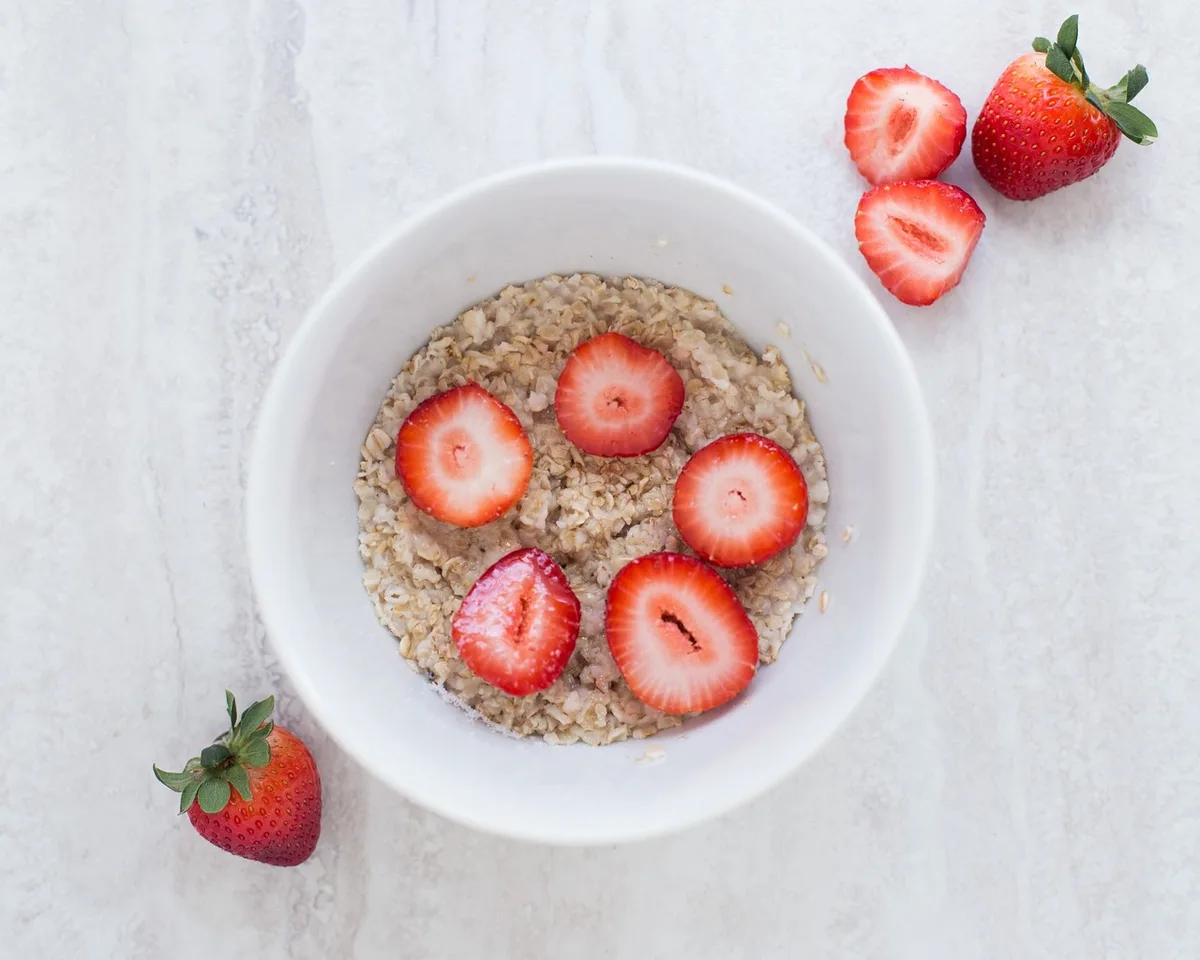 Petit déjeuner à base de flocons d'avoine avec fruits frais, source de fibres solubles