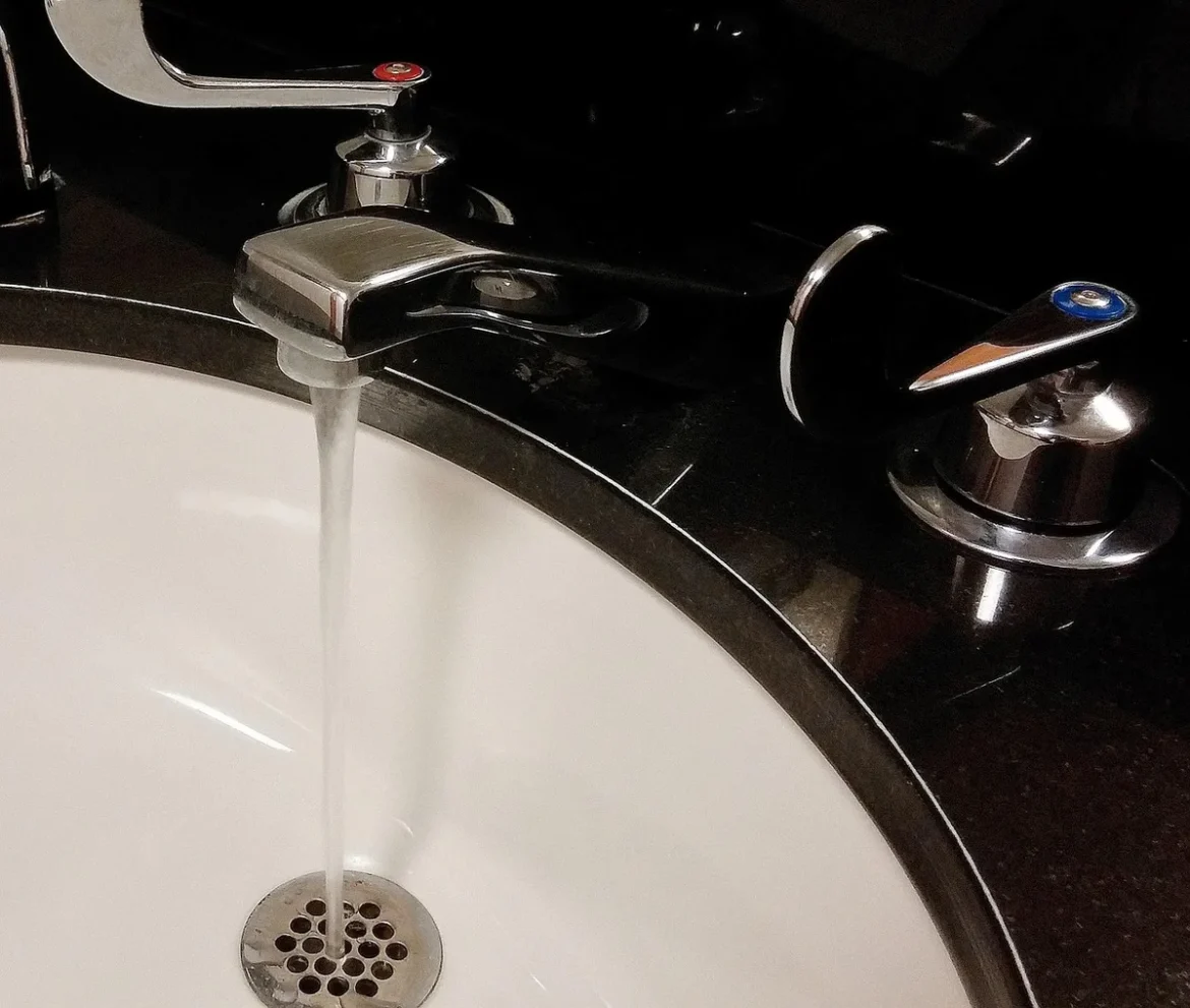 Grilles de four trempant dans une bassine d'eau chaude pour le nettoyage