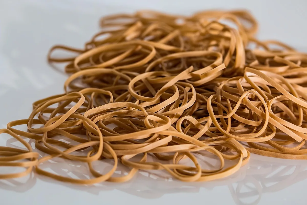 Crevettes trop cuites avec une texture caoutchouteuse et une couleur terne