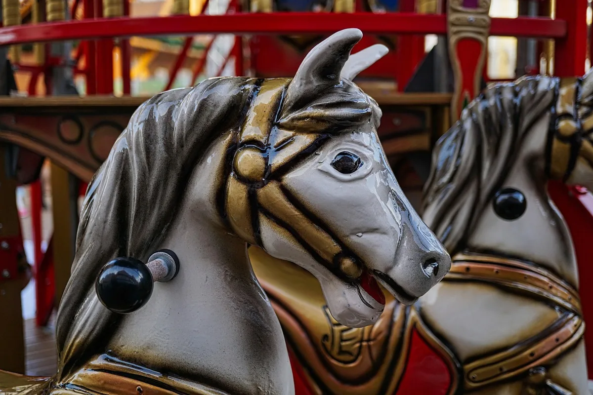 Enfant montant un poney encadré par un animateur