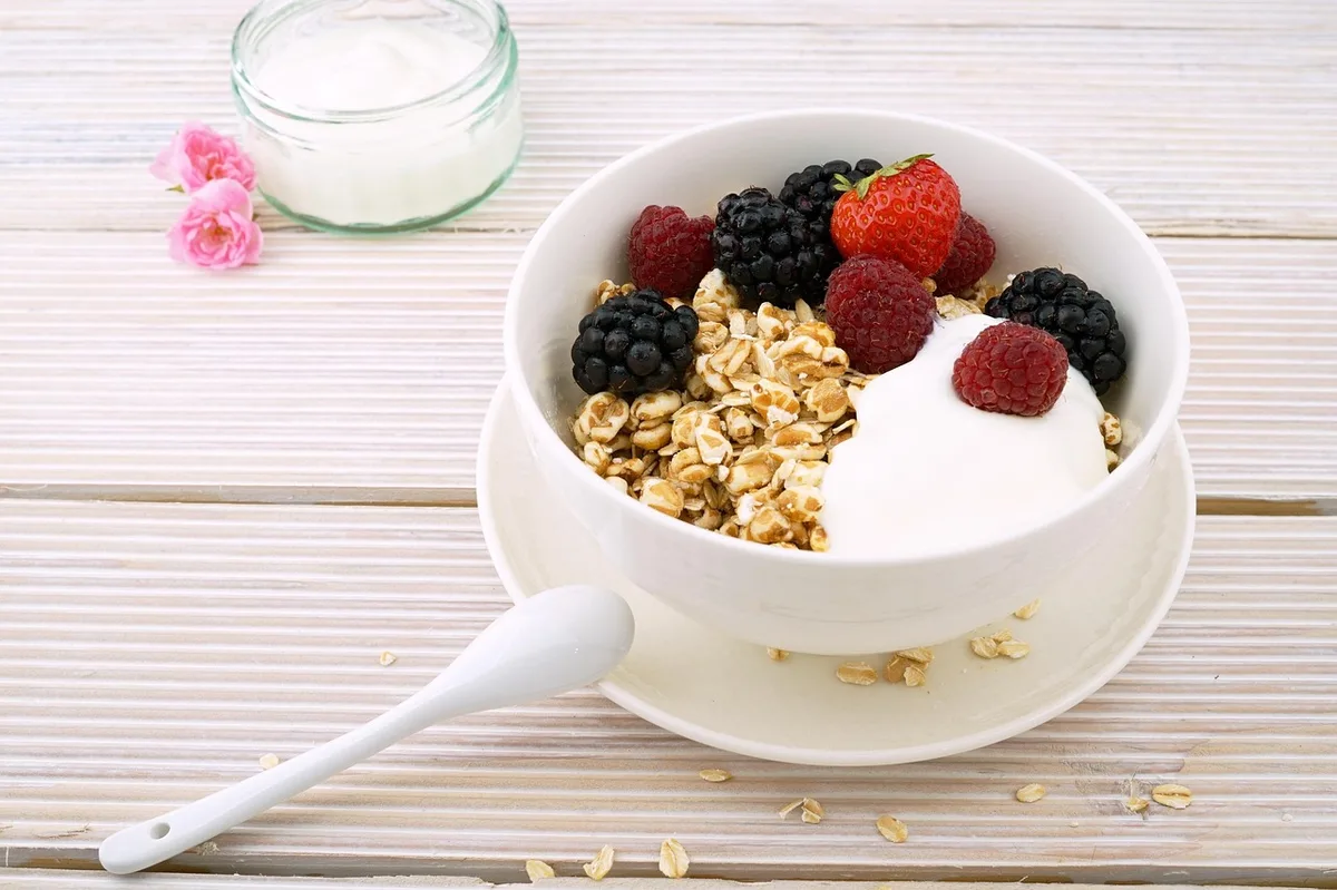 Bol de myrtilles et fraises sur yaourt nature