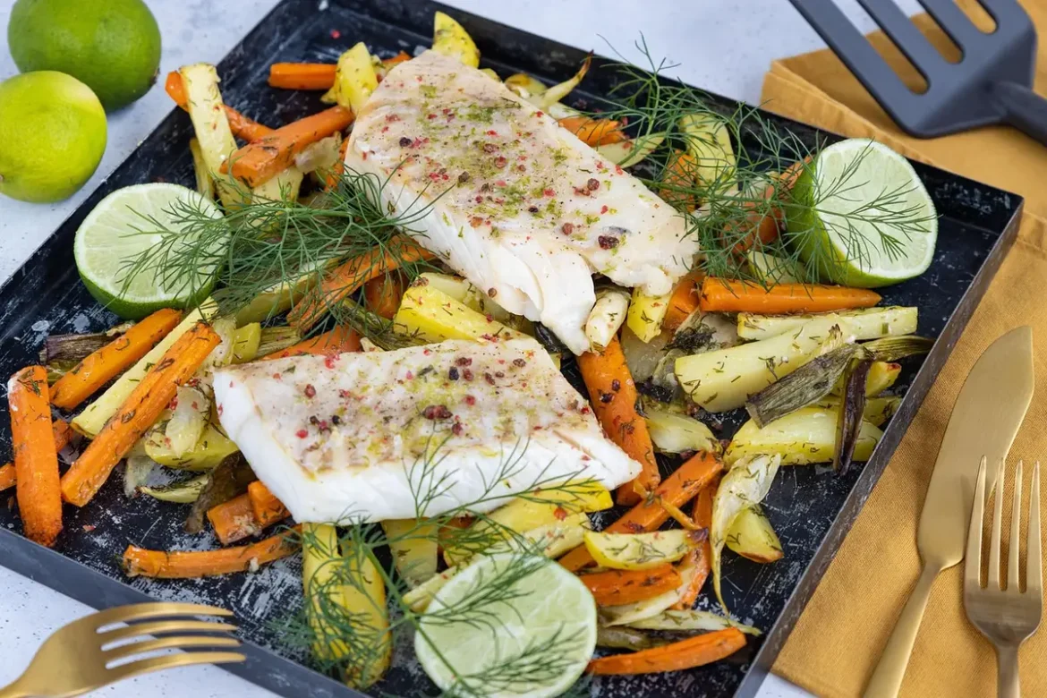 Mains anonymes étalant une tartinade de courgette sur toast, bol d'herbes et demi-citron vert en arrière-plan