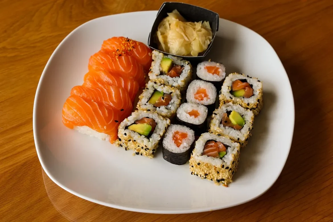 Plateau de sushis emballés derrière une vitrine réfrigérée en supermarché