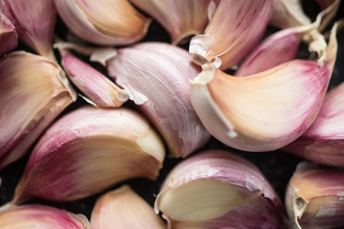 Coupe de la tête d'ail préparée pour la cuisson au four sur un plan de travail