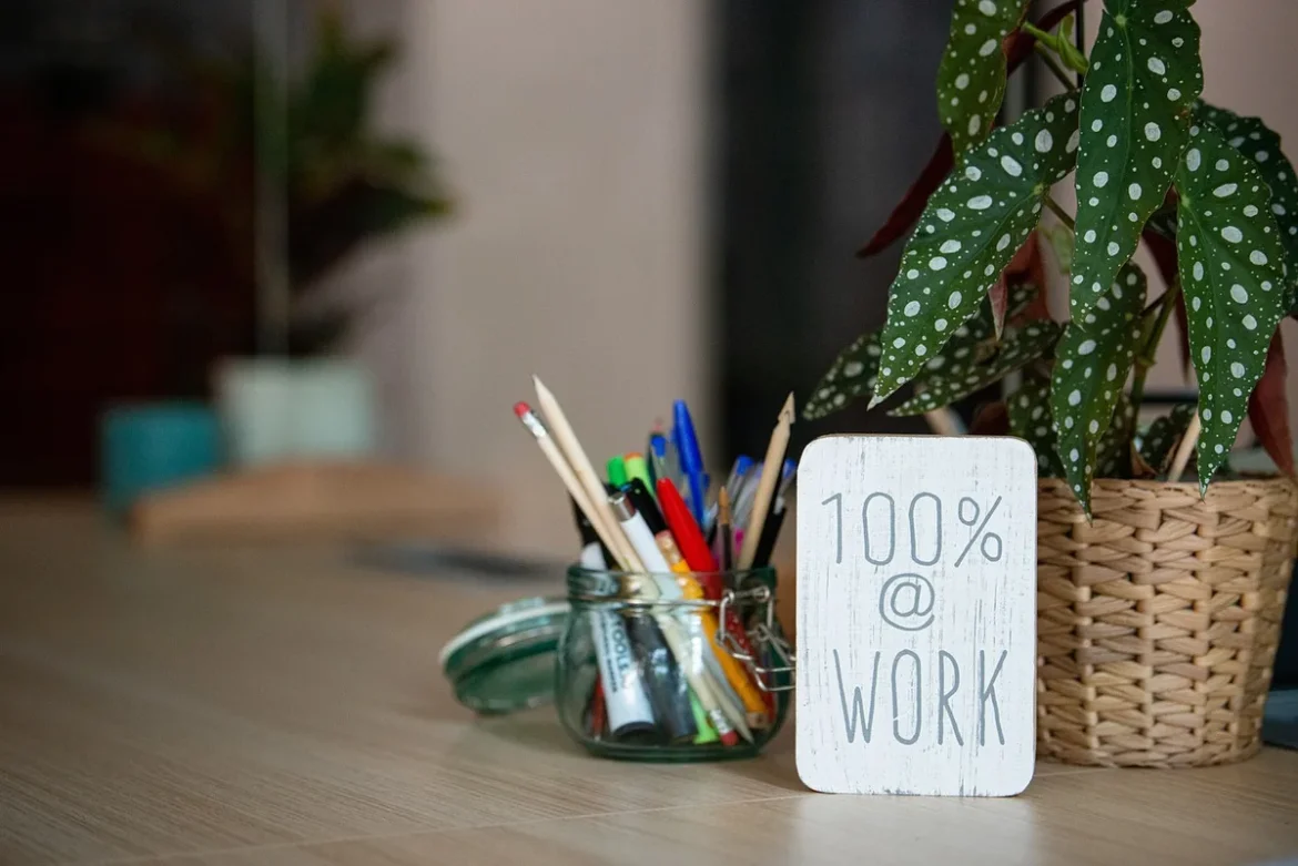Préparation d'une lunchbox saine sur un plan de cuisine de bureau en plein jour