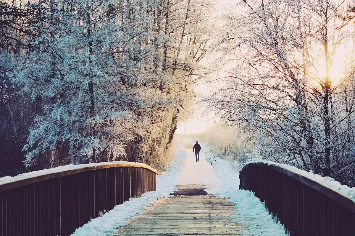 Main regardant différents types de neige au sol pour choisir l’activité