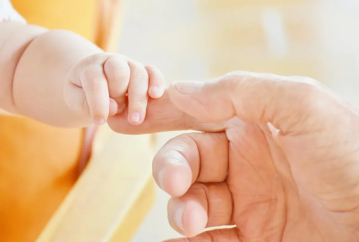 Parent et enfant cuisinant ensemble à la cuisine, montrant le partage des tâches domestiques.