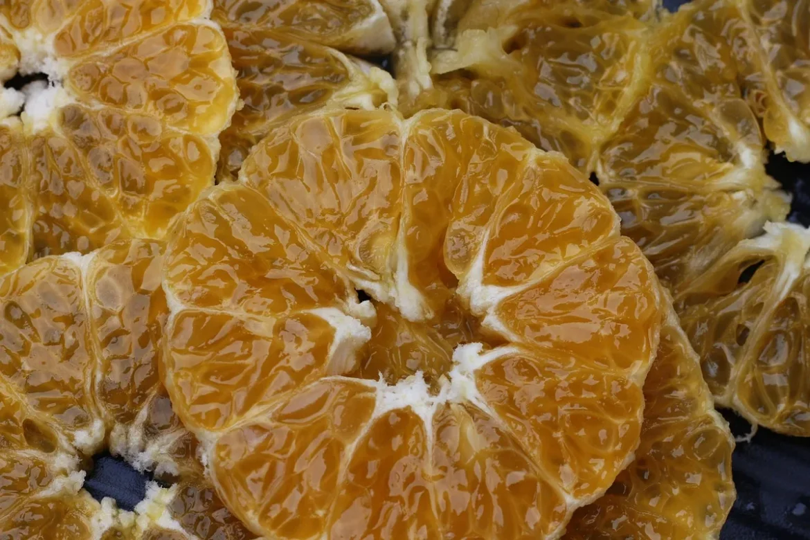 Une part de galette des rois dorée sur une assiette, prête à être partagée en famille