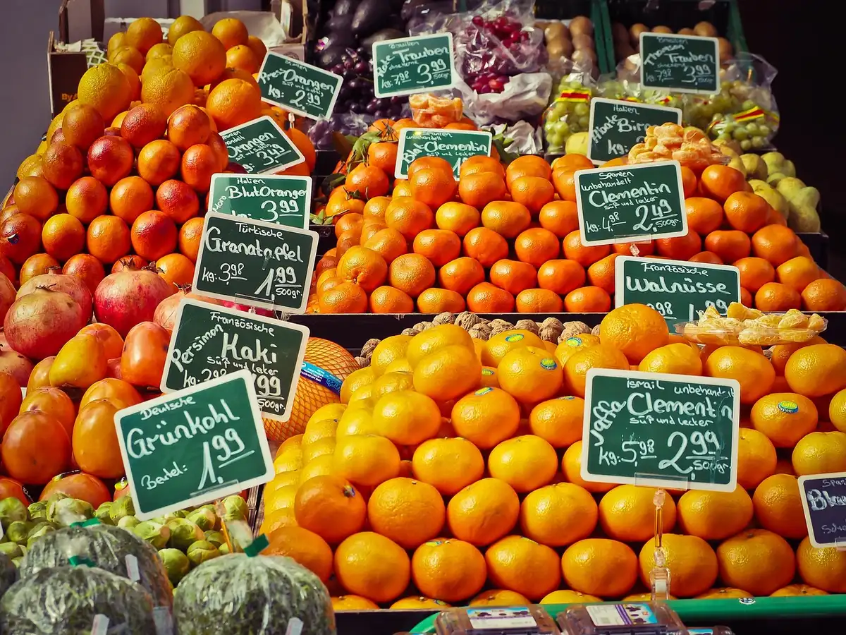Étals de marché avec producteurs et fruits frais