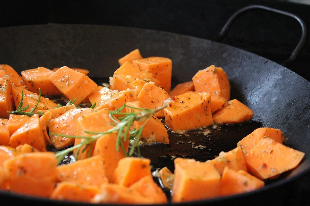 Planification de repas avec légumes de saison sur un plan de travail