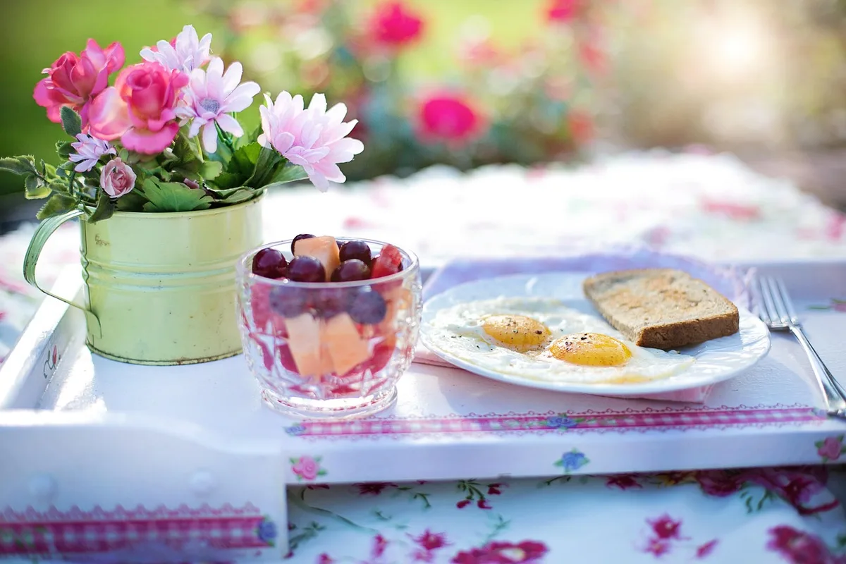 Assiette équilibrée avec protéines, légumes, féculents et sauce légère