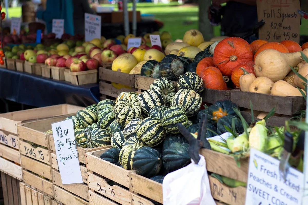 Fruits et légumes de saison frais sur un marché ou un plan de travail