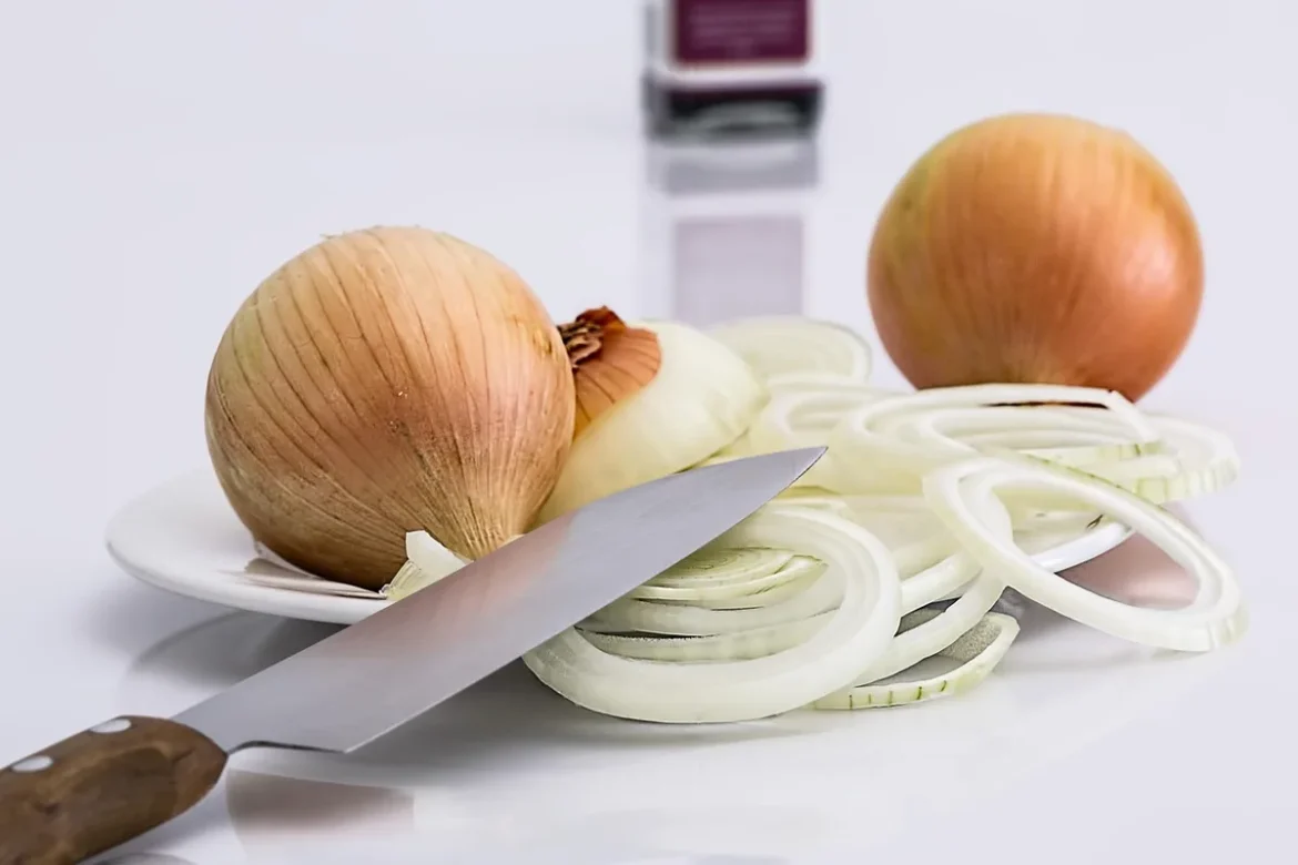 Livre de recettes ouvert sur un plan de travail avec des légumes frais et des ingrédients sains à proximité
