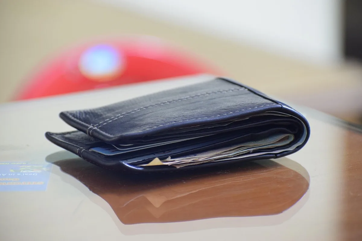 Factures de santé et porte‑monnaie symbolisant le frein financier aux consultations