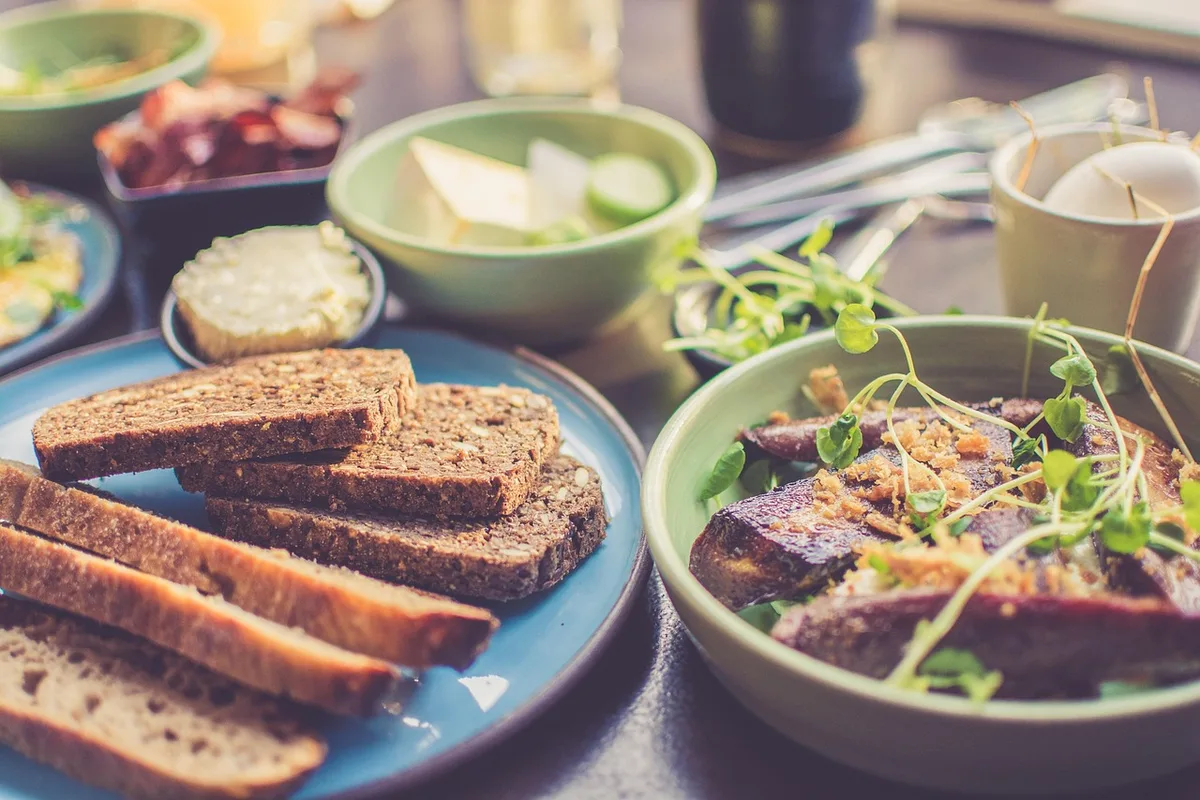 Assiette composée de légumes, protéines et féculents servie en cantine