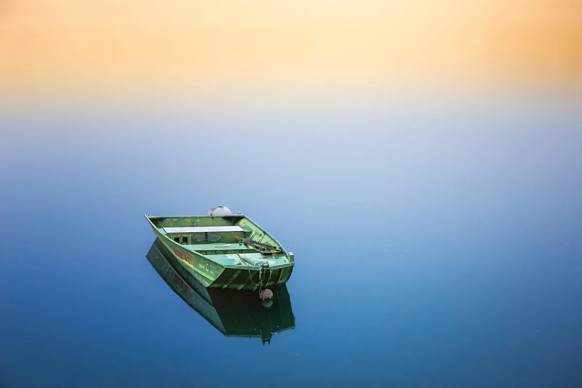 Équipe de recherche sur un bateau effectuant un relevé scientifique sur le lac