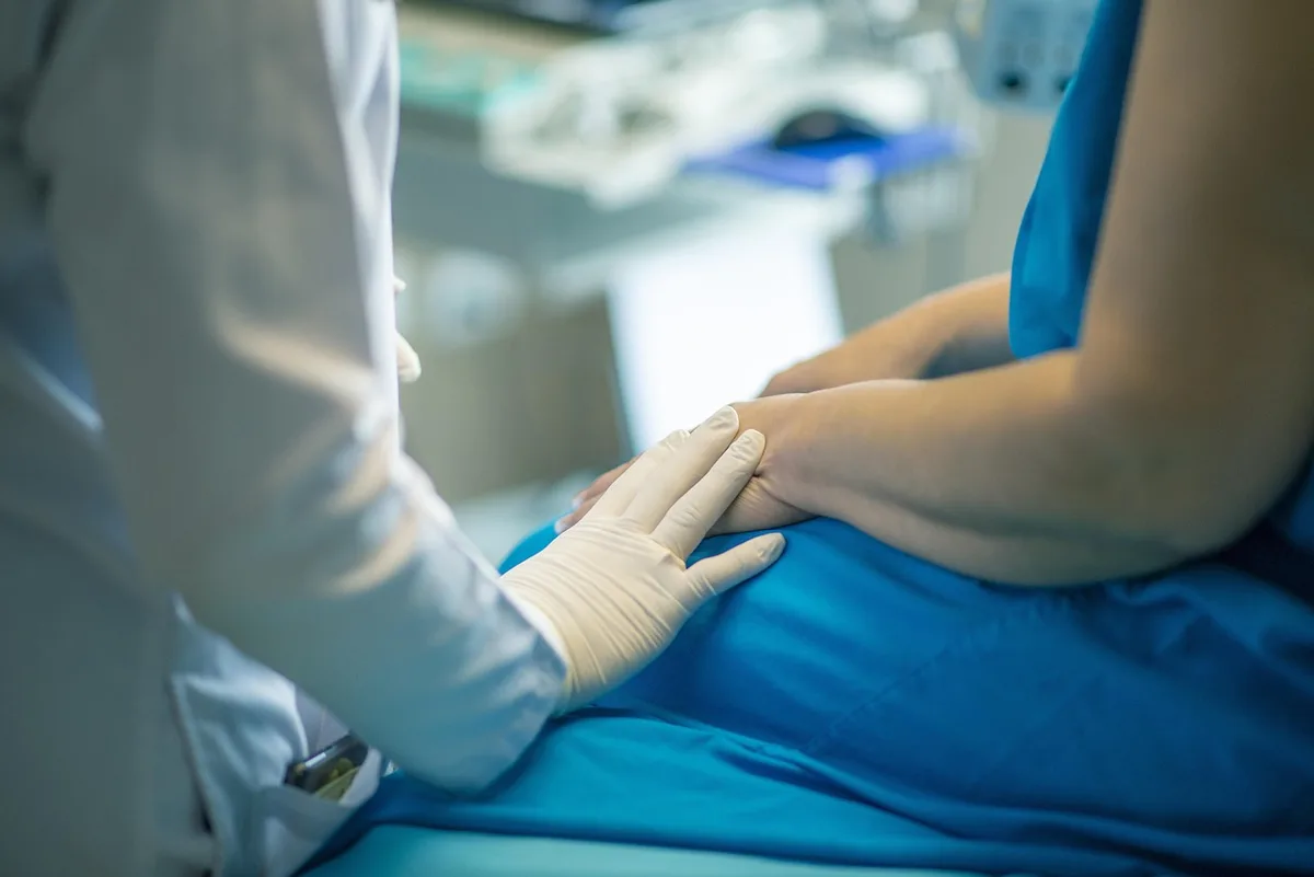 Consultation médicale entre un professionnel de santé et une personne âgée pour discuter des options de traitement.