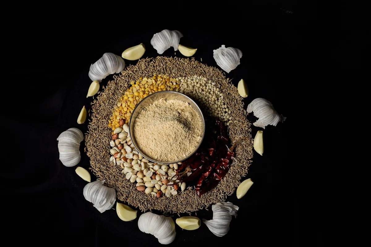 Graines de cumin entières et poudre de cumin dans des bols
