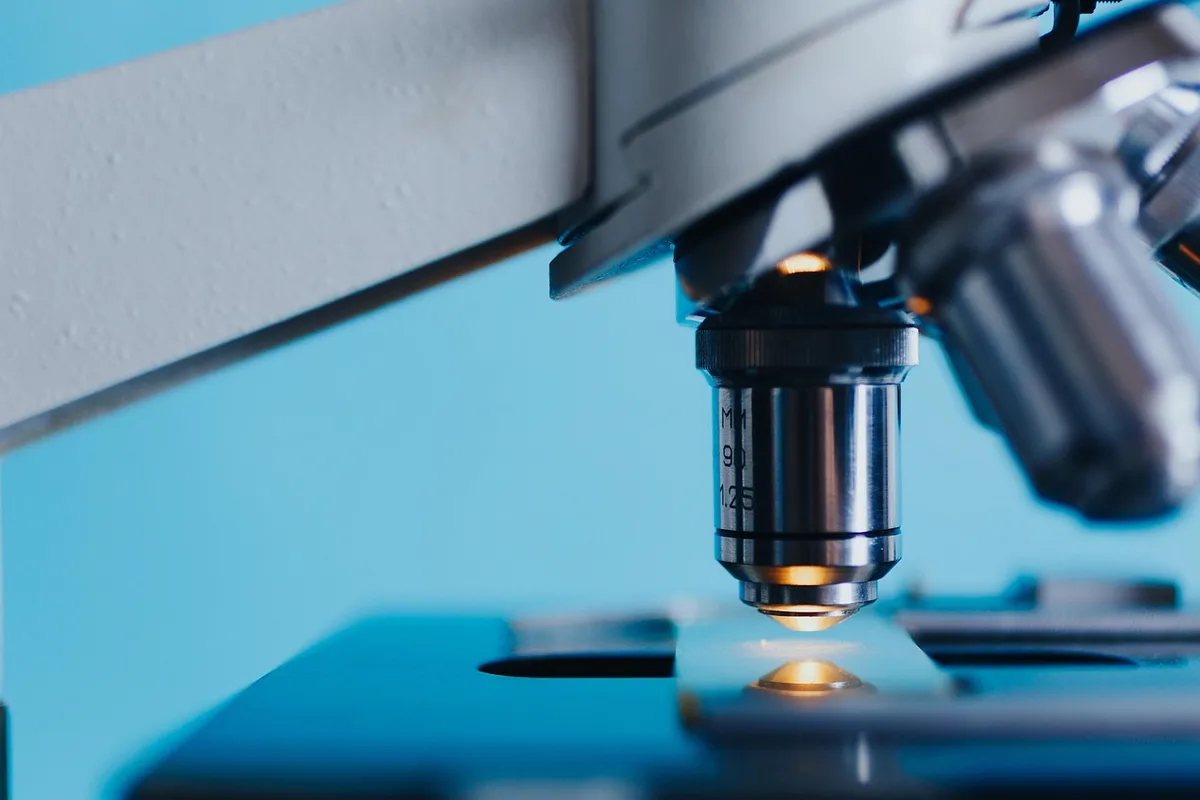 Chercheur examinant des résultats d'étude clinique en laboratoire