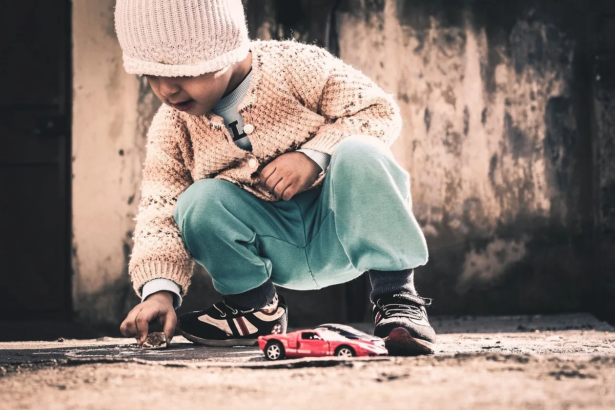 Enfant écoutant une conteuse audio, yeux fermés, immersion imaginaire