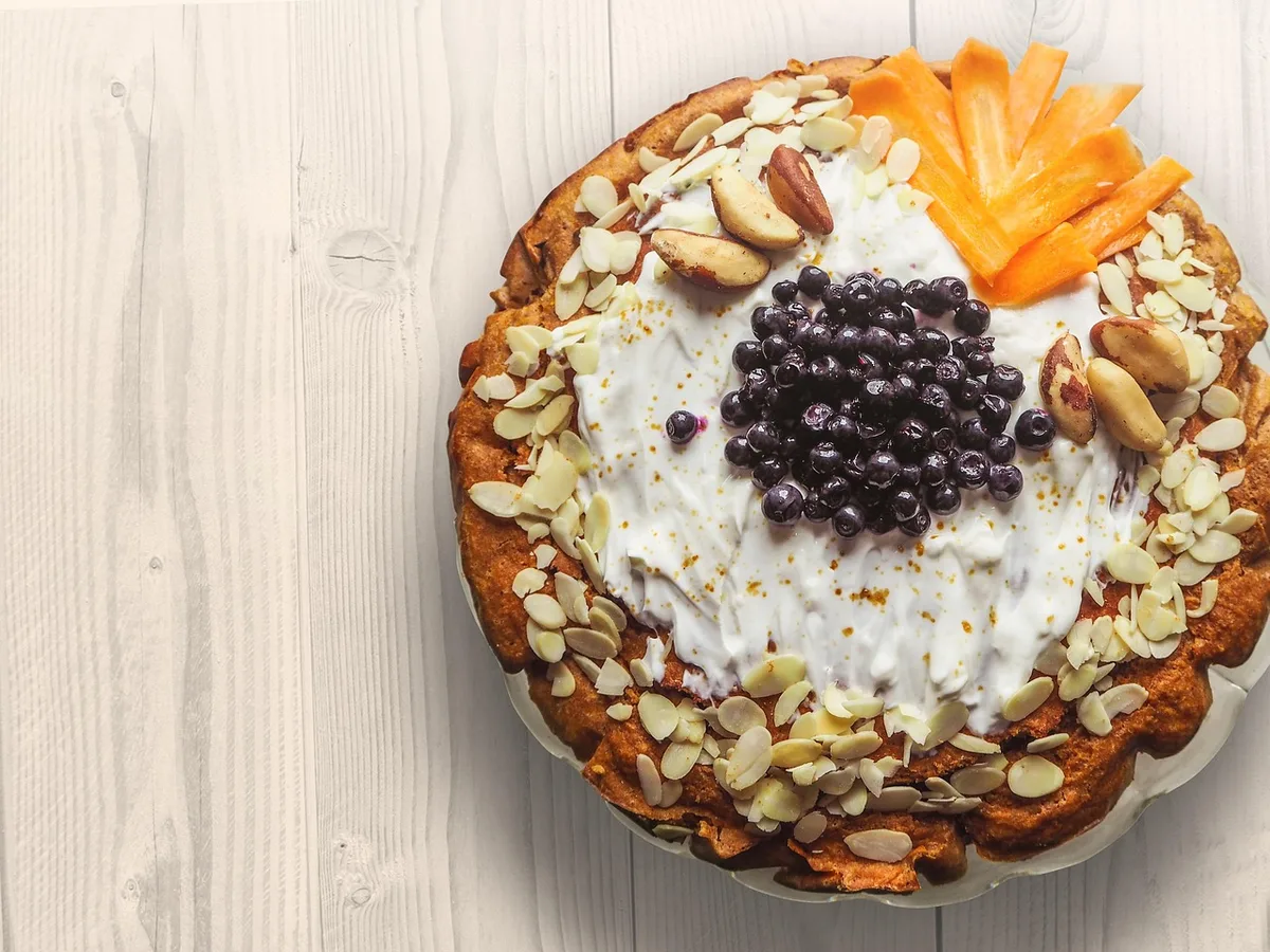Poires au four garnies d'amandes effilées et d'un filet de miel