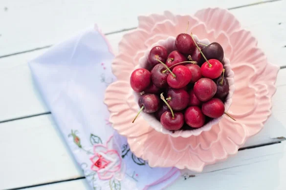 Mains anonymes garnissant un bol de compote chaude avec des amandes effilées