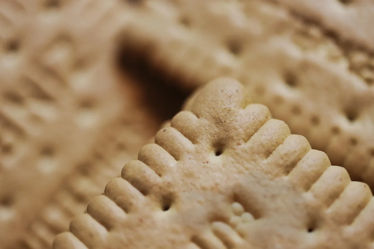 Rayon de supermarché avec biscuits, snacks et produits emballés