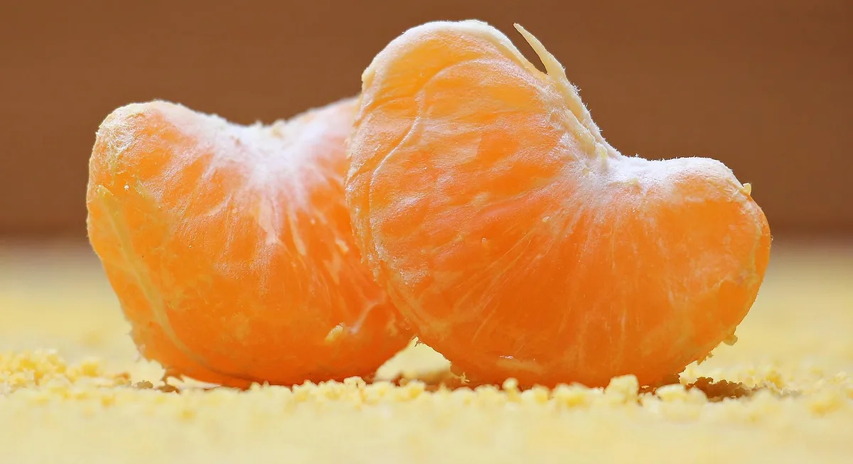Assiette de fruits découpés en formes amusantes pour enfants