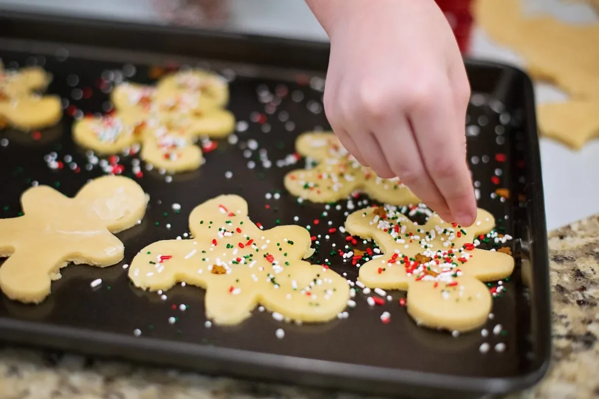 Enfants préparant une pâte sur une table de cuisine lumineuse, vue sur les mains et ustensiles