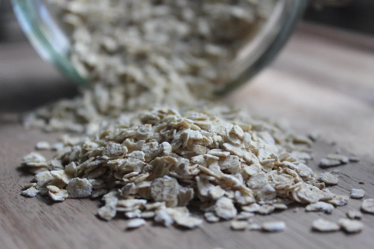 Bol de petit-déjeuner avec flocons d'avoine et amandes concassées
