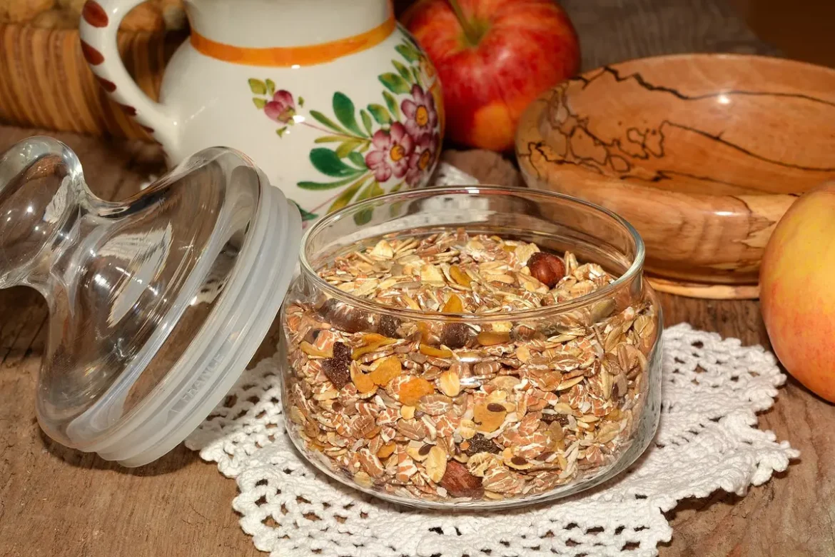 Bol d'amandes, flocons d'avoine et tasse près d'une fenêtre en journée