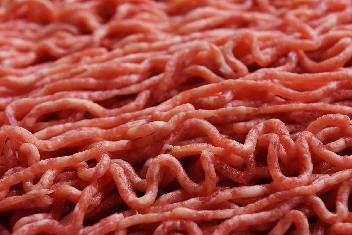 Mains anonymes examinant la liste d'ingrédients d'un emballage alimentaire