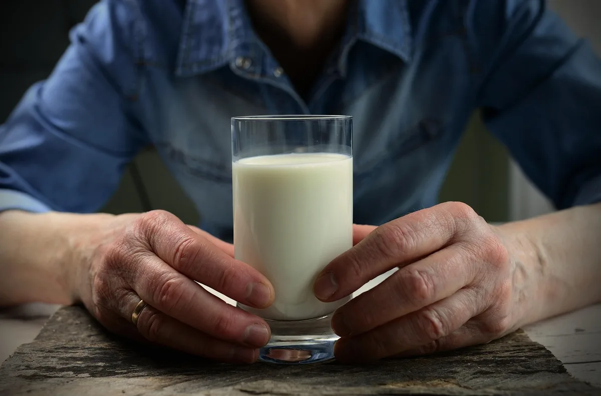 Verre d'eau minérale posé sur une table pour illustrer l'apport en calcium
