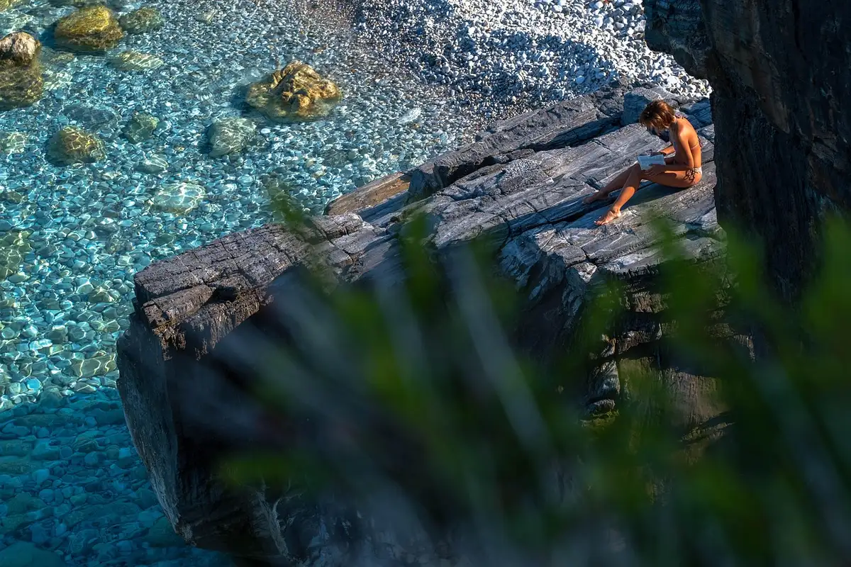 Gros plan d'une étiquette de bouteille d'eau montrant la composition minérale