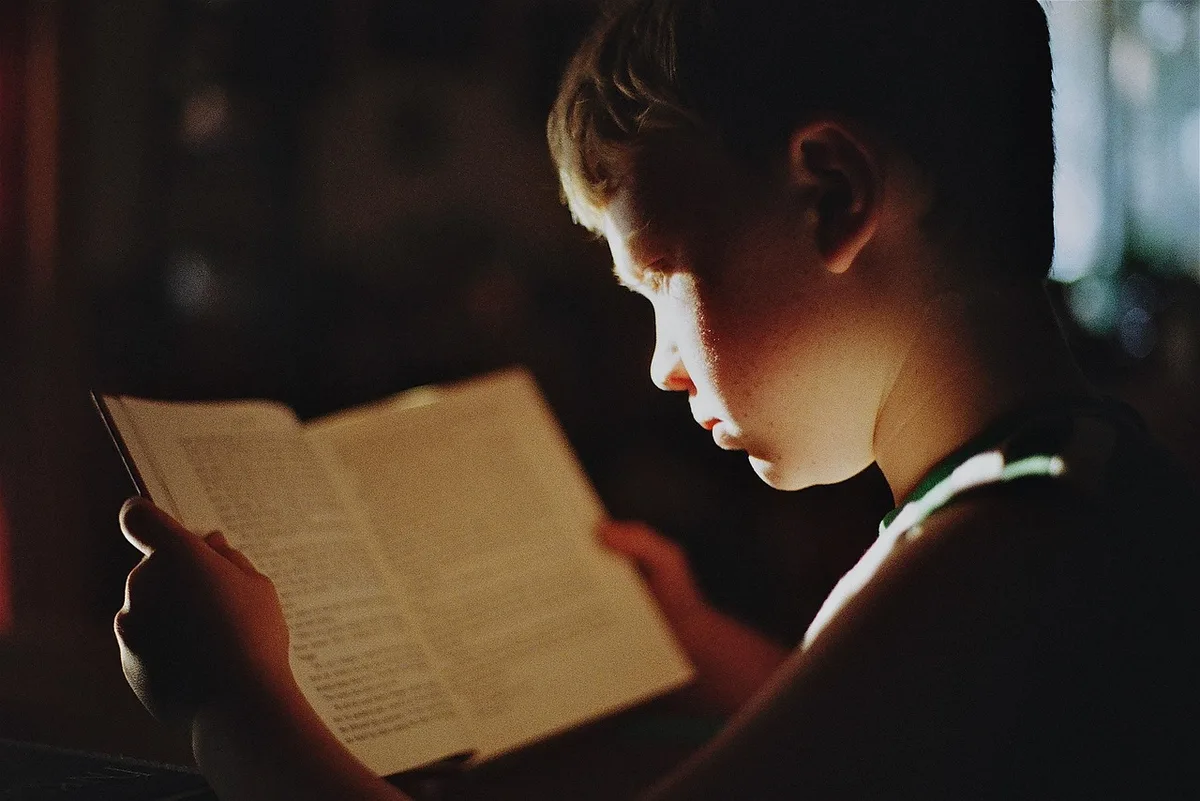 Coin lecture enfant avec étagères basses, coussins et livres accessibles