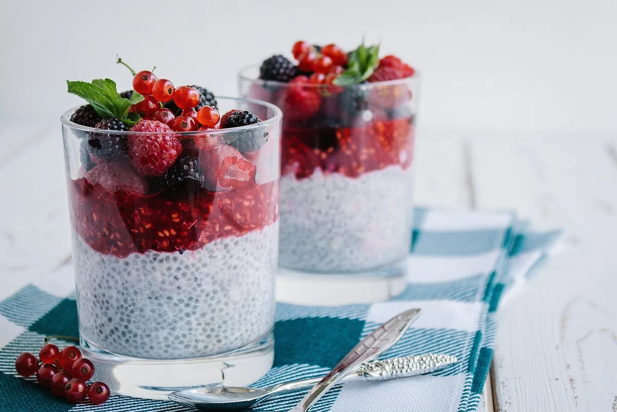 Gros plan de graines de chia gonflées montrant le gel mucilagineux