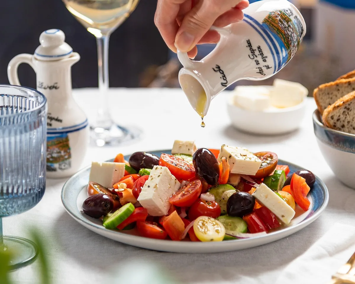 Assiette équilibrée avec protéines, légumes et céréales complètes