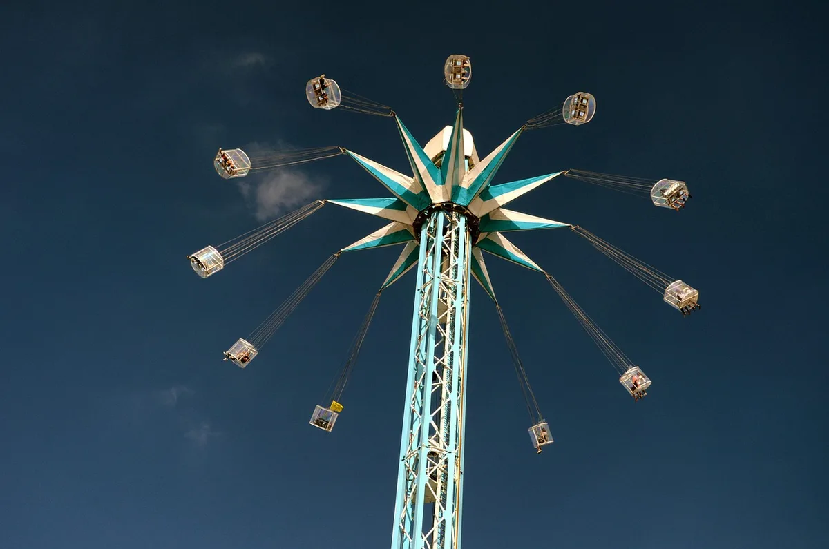 Façade d'une grande attraction futuriste avec visiteurs en journée