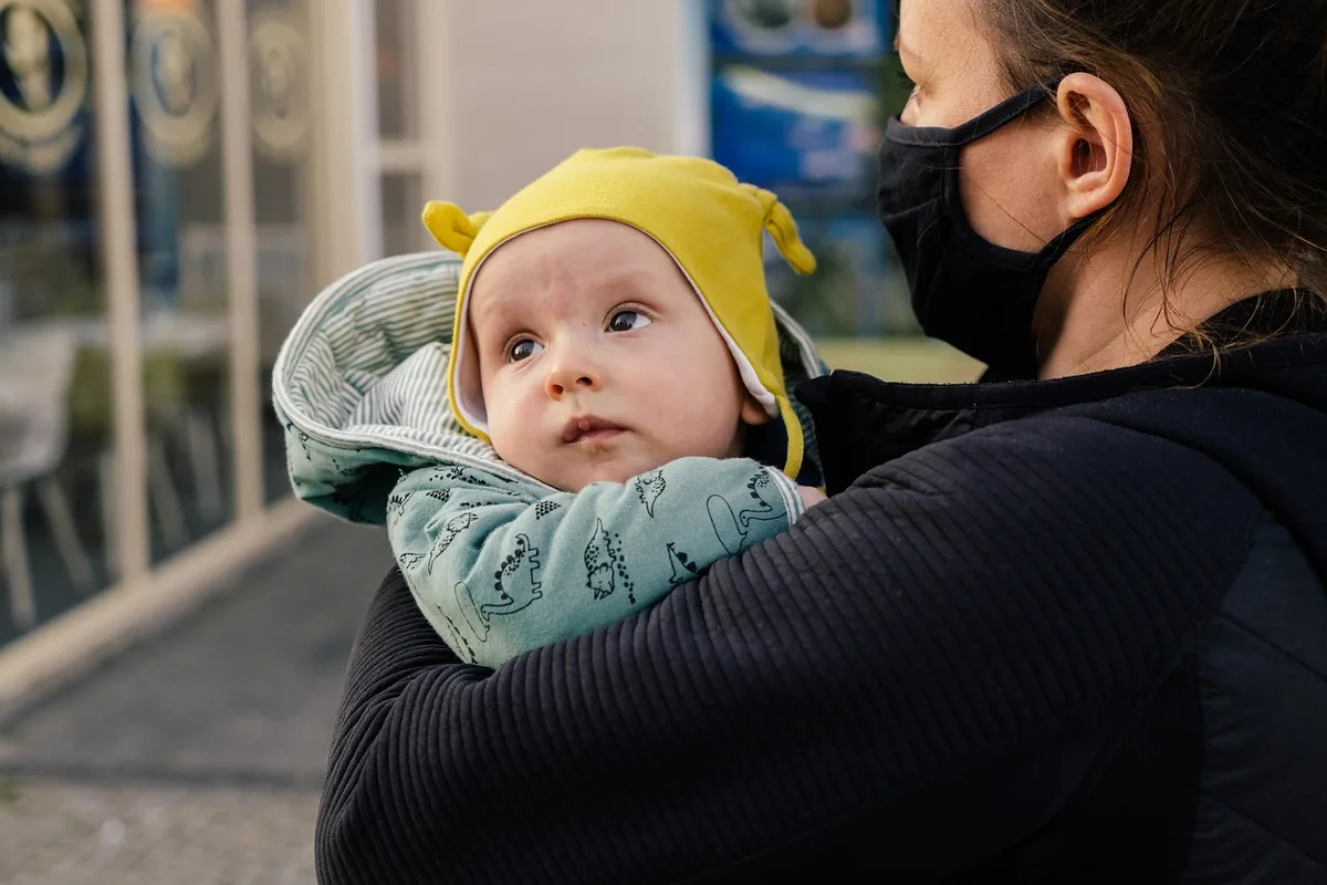 Parent lisant à voix haute à un enfant dans un salon lumineux